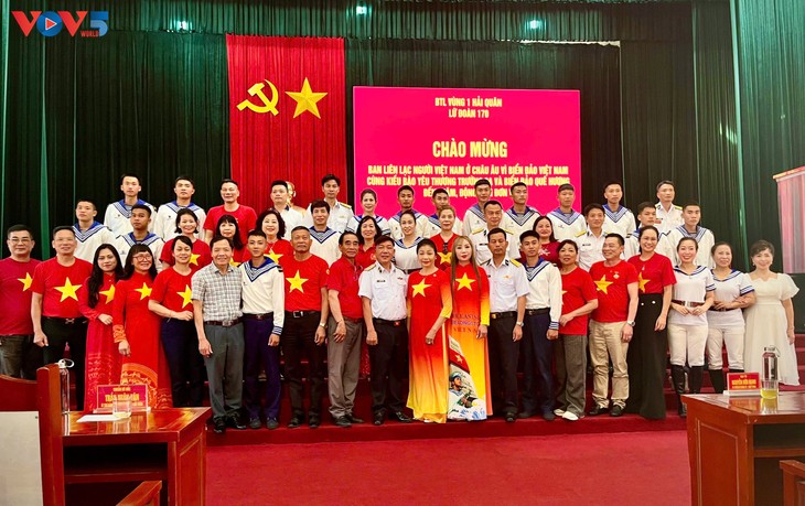 Kiều bào châu Âu trao tặng 100 triệu đồng động viên cán bộ, chiến sĩ Vùng 1 Hải quân